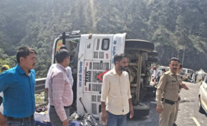 गंगोत्री हाईवे पर पलटी तीर्थयात्रियों की बस