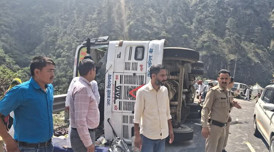 गंगोत्री हाईवे पर पलटी तीर्थयात्रियों की बस