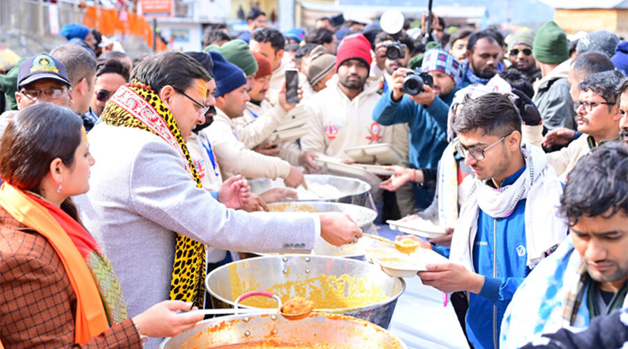 मुख्यमंत्री ने श्रद्धालुओं को वितरित किया प्रसाद
