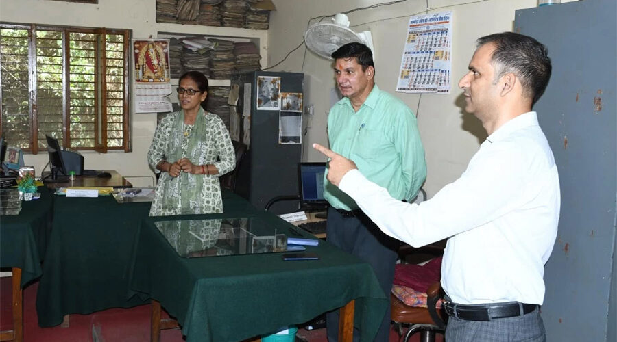 डीएम ने किया मुख्य शिक्षा कार्यालय का औचक निरीक्षण