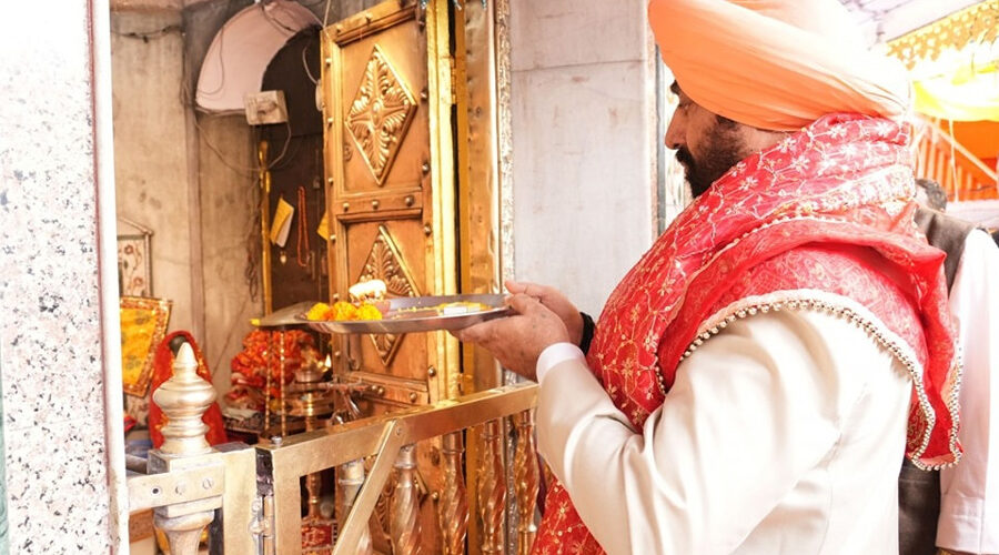 राज्यपाल ने ऐतिहासिक गुरुद्वारे में टेका मत्था