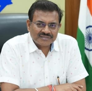 सभी विभागों में ई ऑफिस तत्काल लागू करें: सीएस आनन्द बर्द्धन