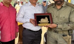 फिल्म स्टार सनी देओल से मिले, उत्तराखंड फिल्म विकास परिषद के सीईओ बंशीधर तिवारी